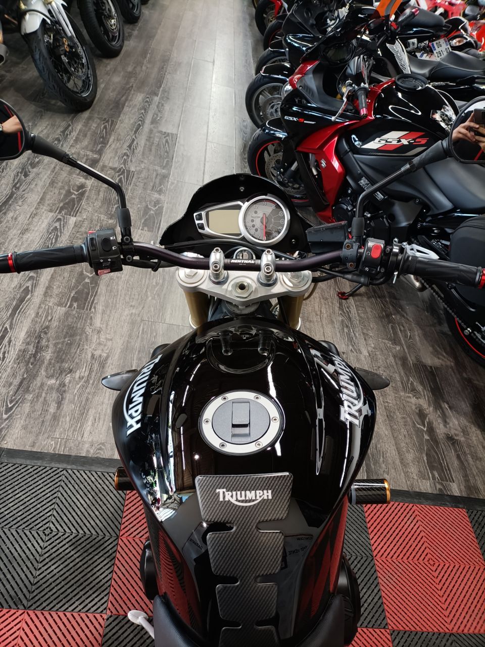 TRIUMPH STREET TRIPLE 675 4