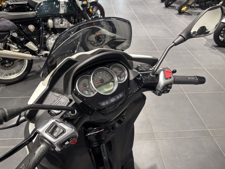 PIAGGIO MP3 300LT YOURBAN 4