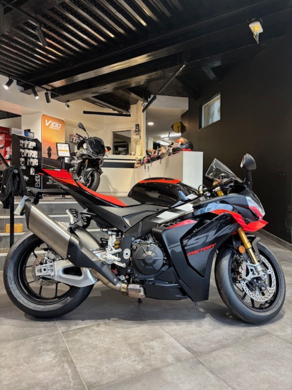 APRILIA RSV4 1100 FACTORY 4