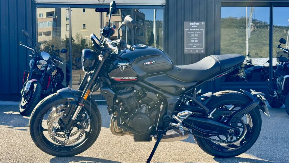 TRIUMPH TRIDENT 660 4