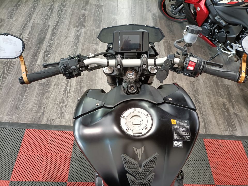 YAMAHA MT-09 4