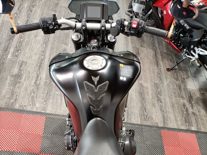 YAMAHA MT-09 4