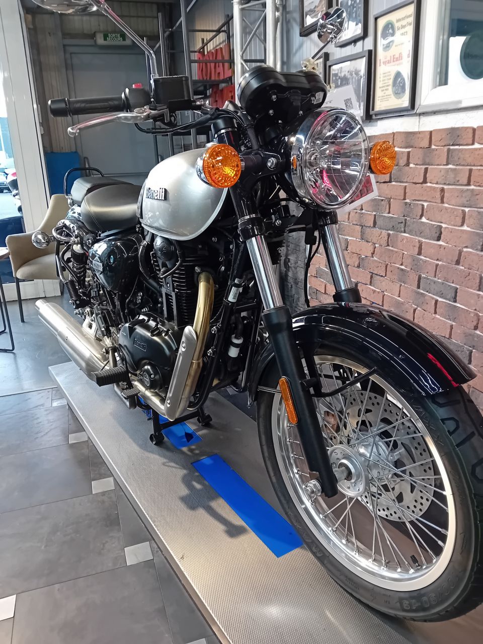 BENELLI IMPERIAL 400 4