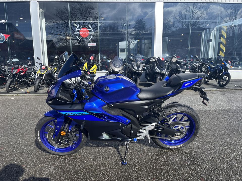 YAMAHA YZF 125 R ABS 4