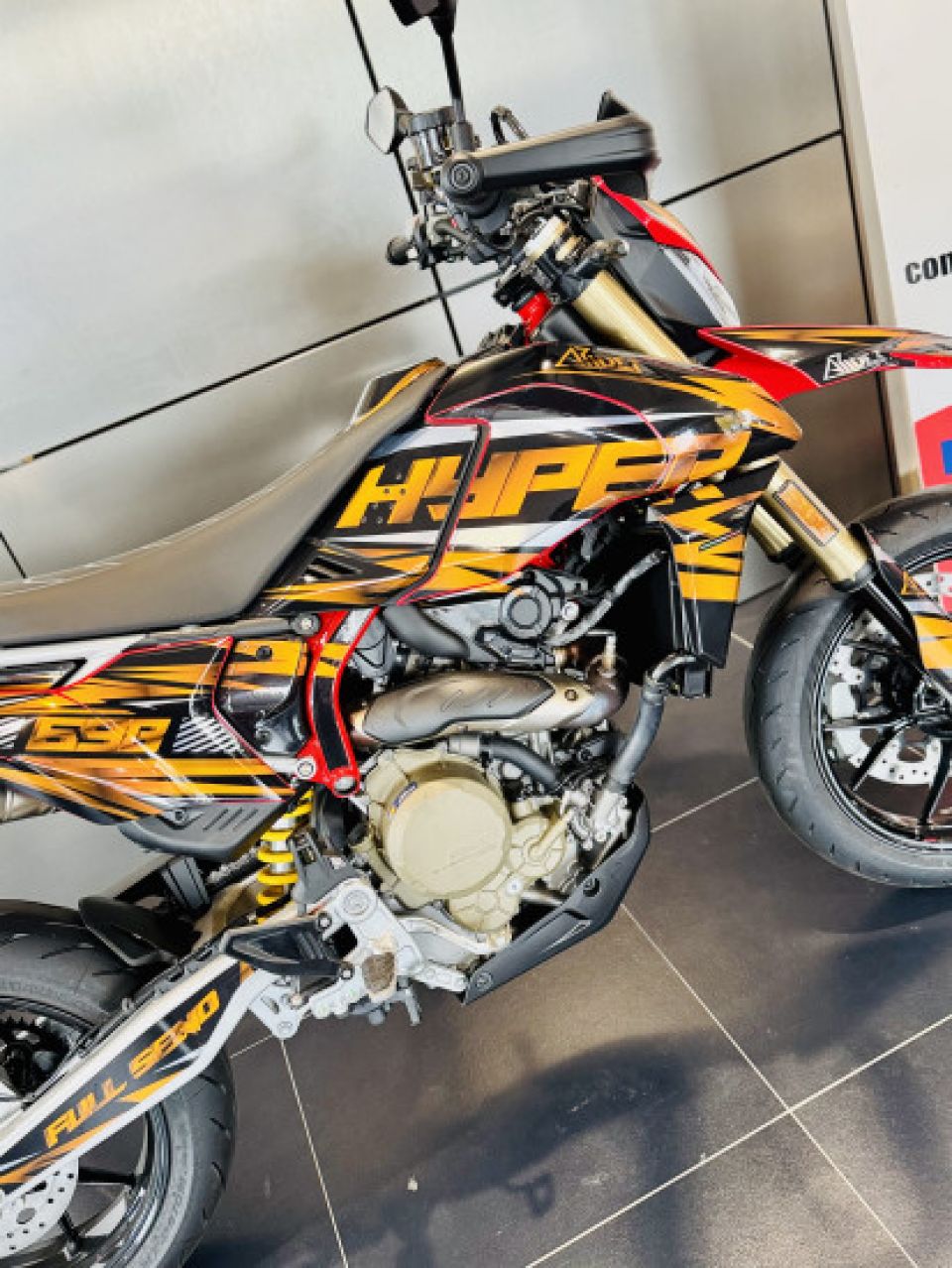 DUCATI HYPERMOTARD 698 4