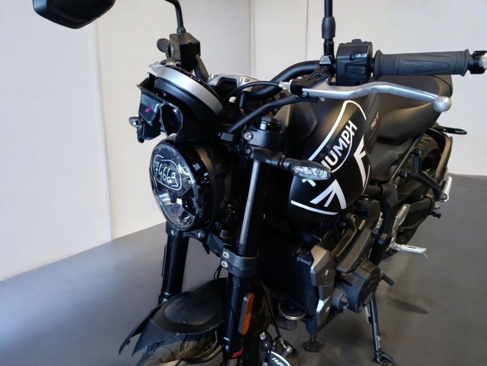 TRIUMPH TRIDENT 660 4