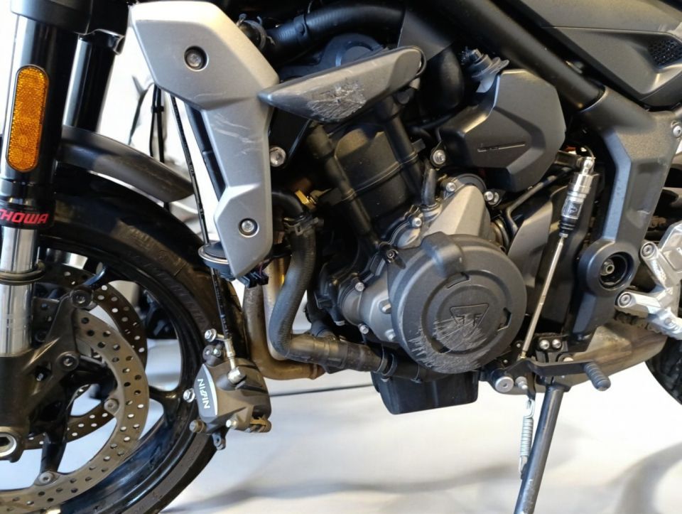 TRIUMPH TRIDENT 660 4