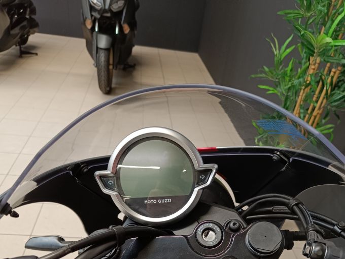 MOTO GUZZI V7 4