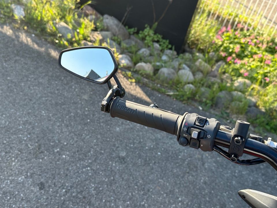 DUCATI MONSTER 821 4