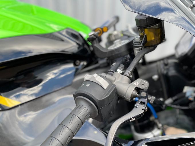 KAWASAKI ZX-10R 4