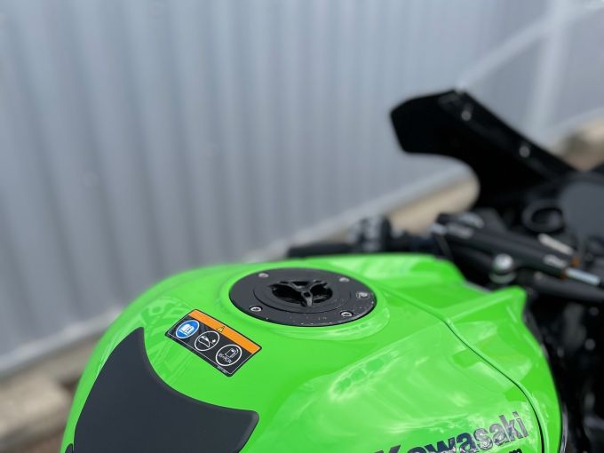 KAWASAKI ZX-10R 4