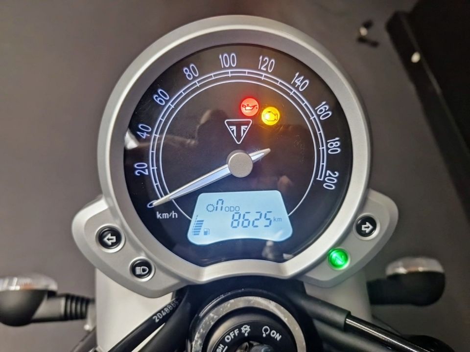 TRIUMPH STREET TWIN  900 4