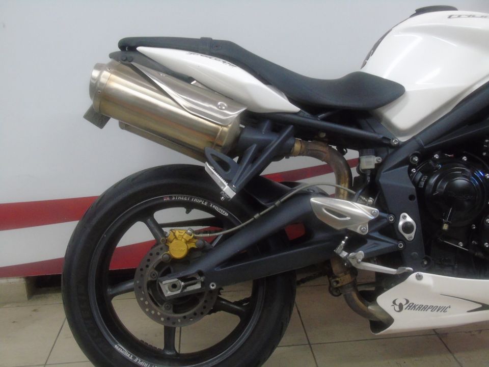 TRIUMPH STREET TRIPLE 675 4
