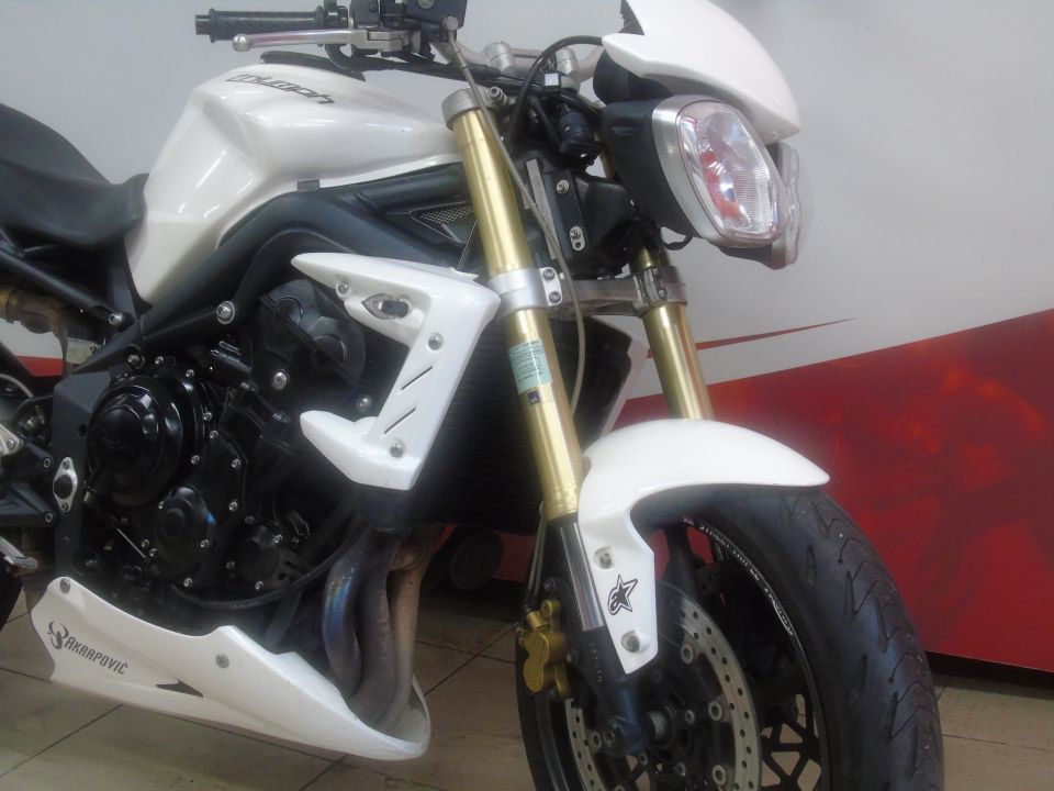 TRIUMPH STREET TRIPLE 675 4