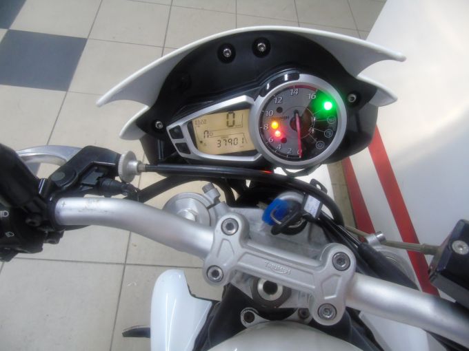 TRIUMPH STREET TRIPLE 675 4