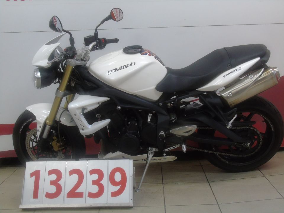 TRIUMPH STREET TRIPLE 675 4