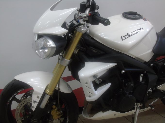 TRIUMPH STREET TRIPLE 675 4