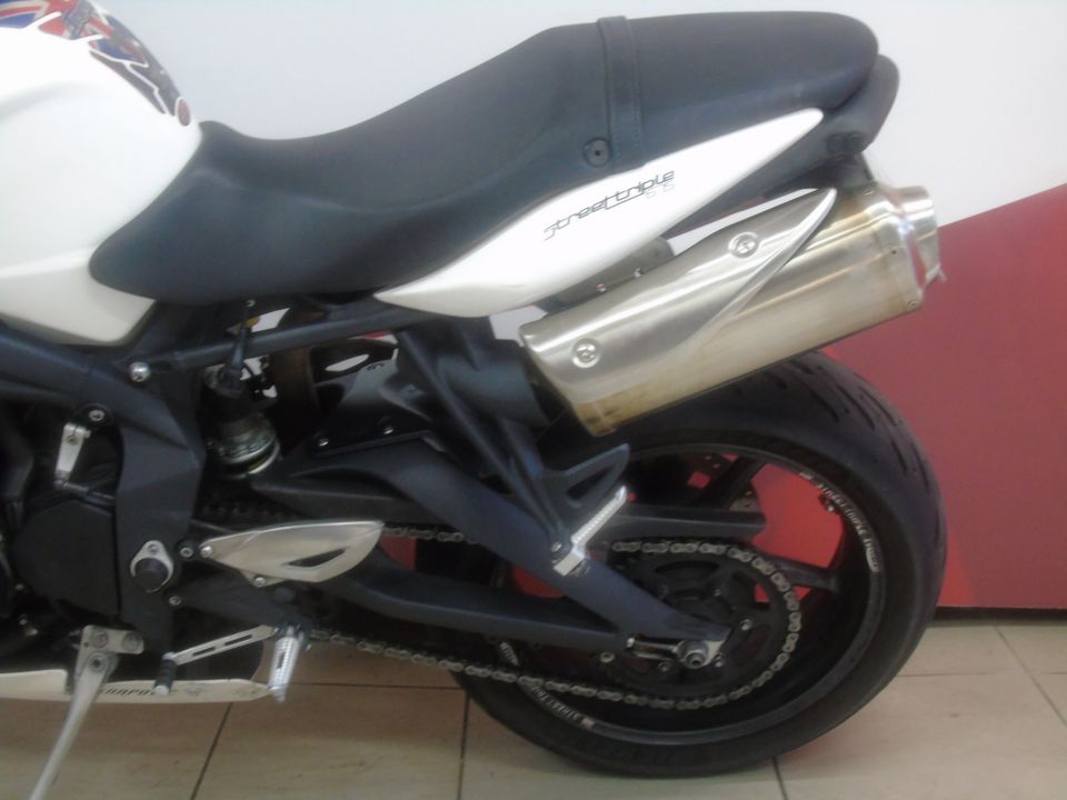 TRIUMPH STREET TRIPLE 675 4