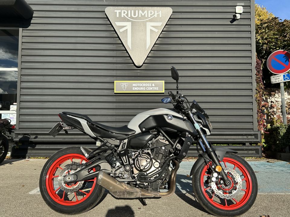 YAMAHA MT-07 4