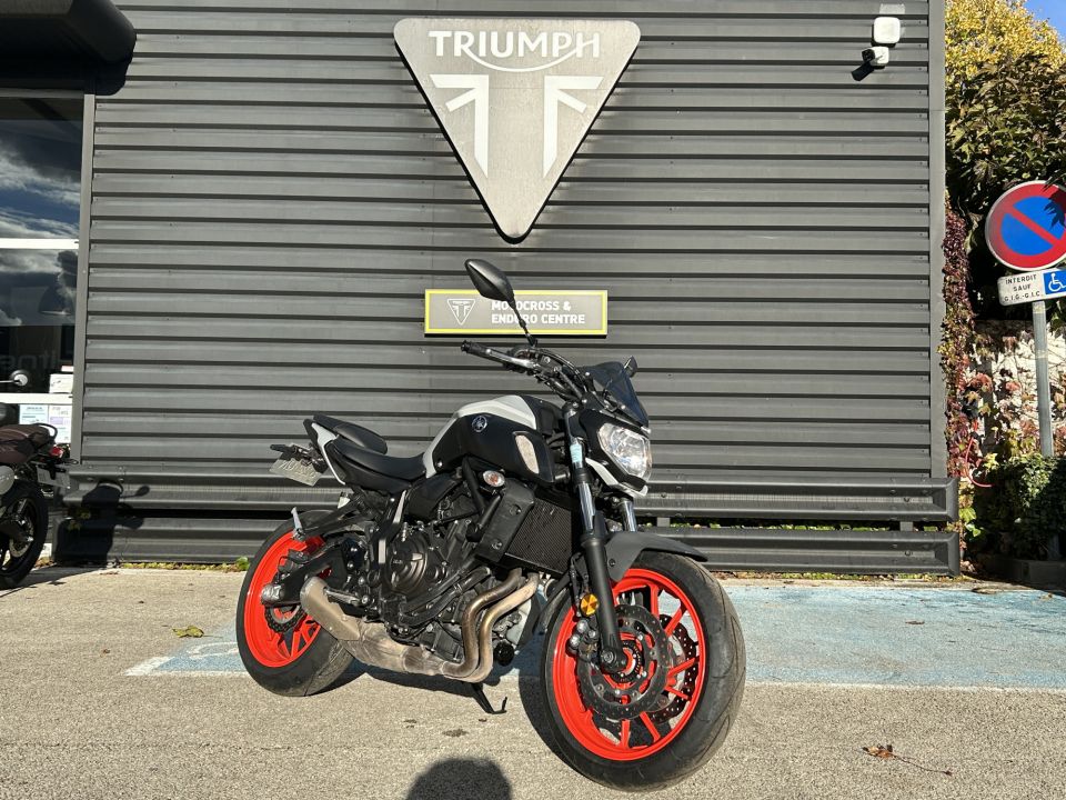 YAMAHA MT-07 4