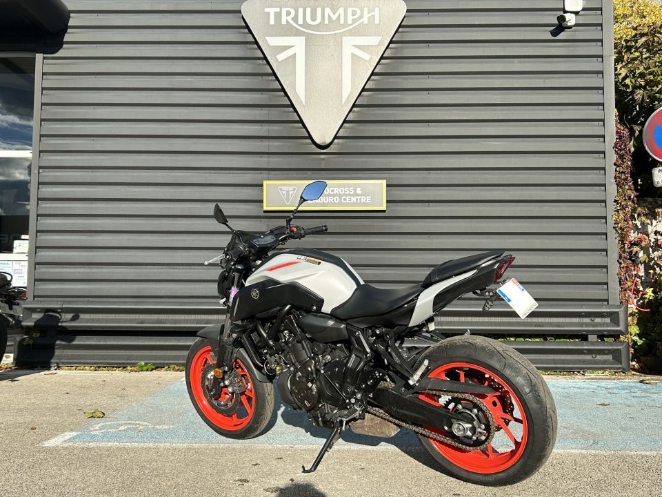 YAMAHA MT-07 4