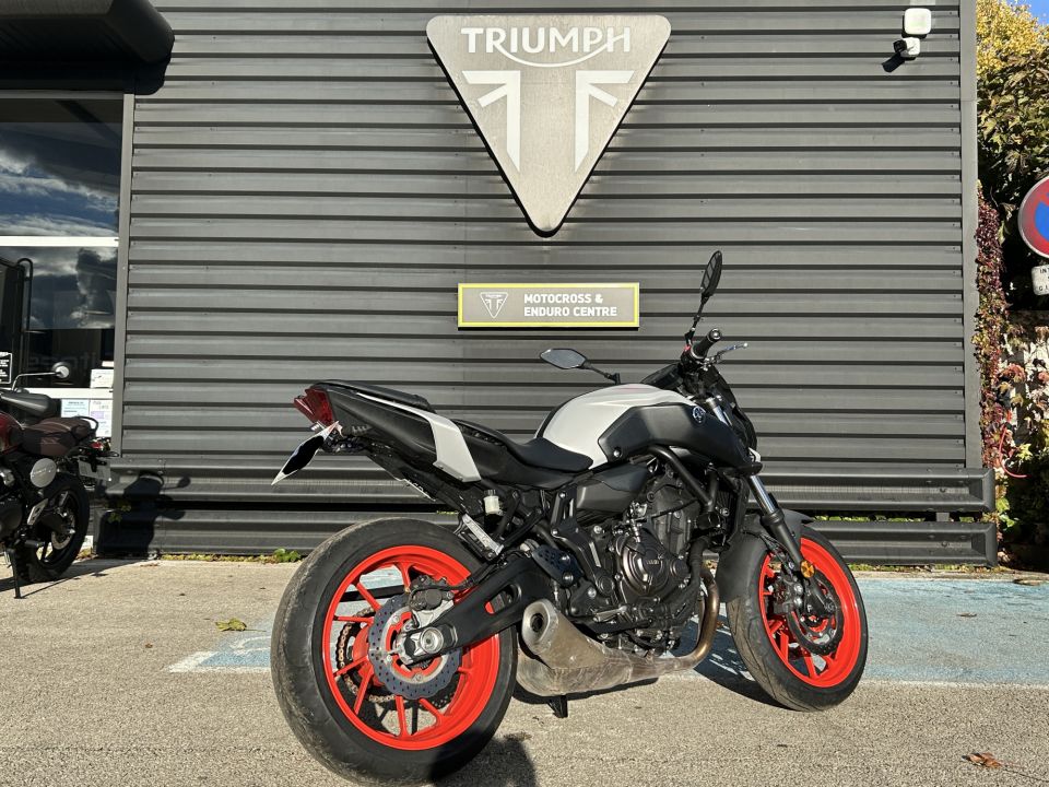 YAMAHA MT-07 4