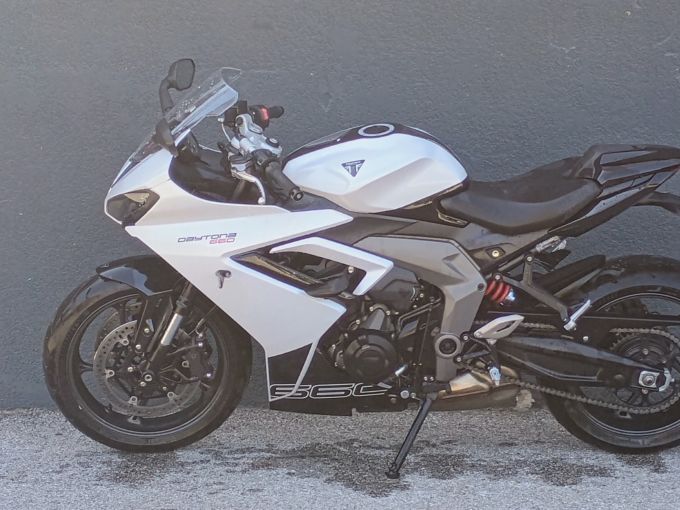 TRIUMPH 	DAYTONA 660 4