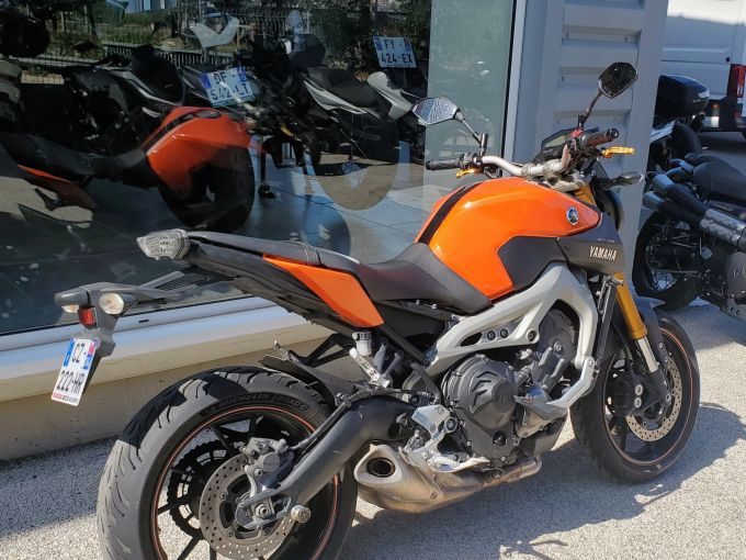 YAMAHA MT-09 4