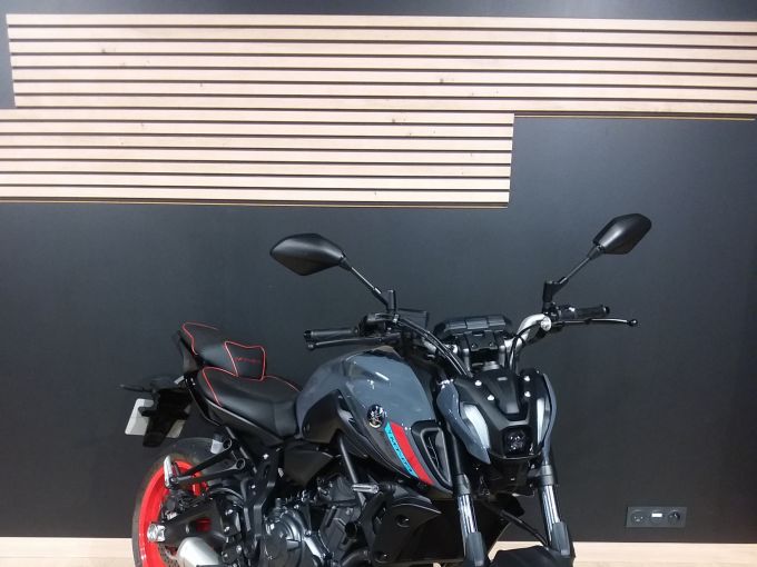 YAMAHA MT-07 4