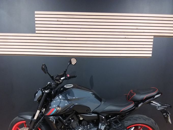YAMAHA MT-07 4