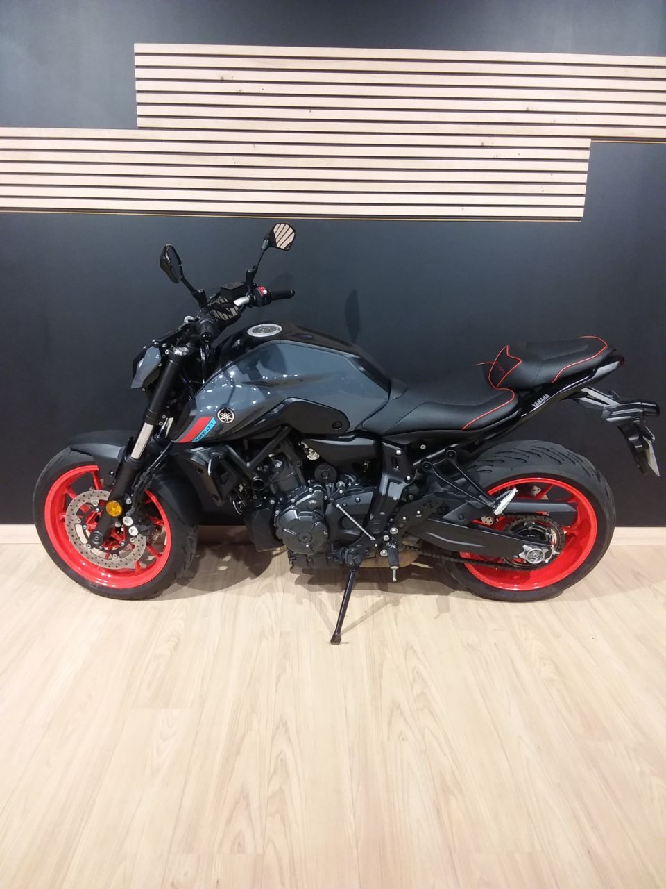 YAMAHA MT-07 4