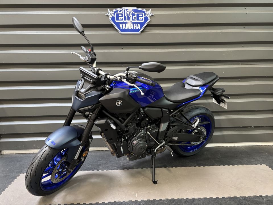 YAMAHA MT-07 4