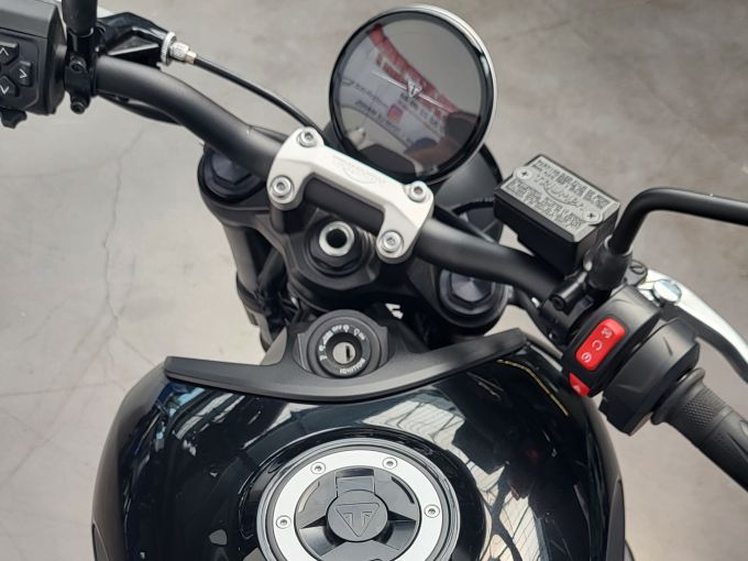 TRIUMPH TRIDENT 660 4