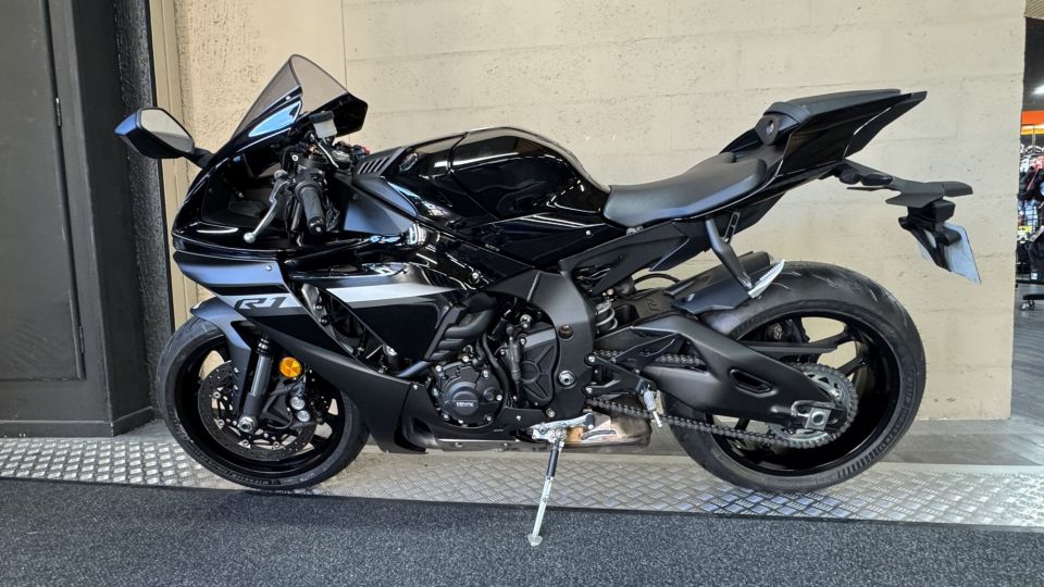 YAMAHA YZF 1000 R1 4