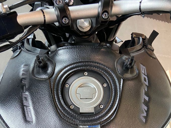 YAMAHA MT-09 4
