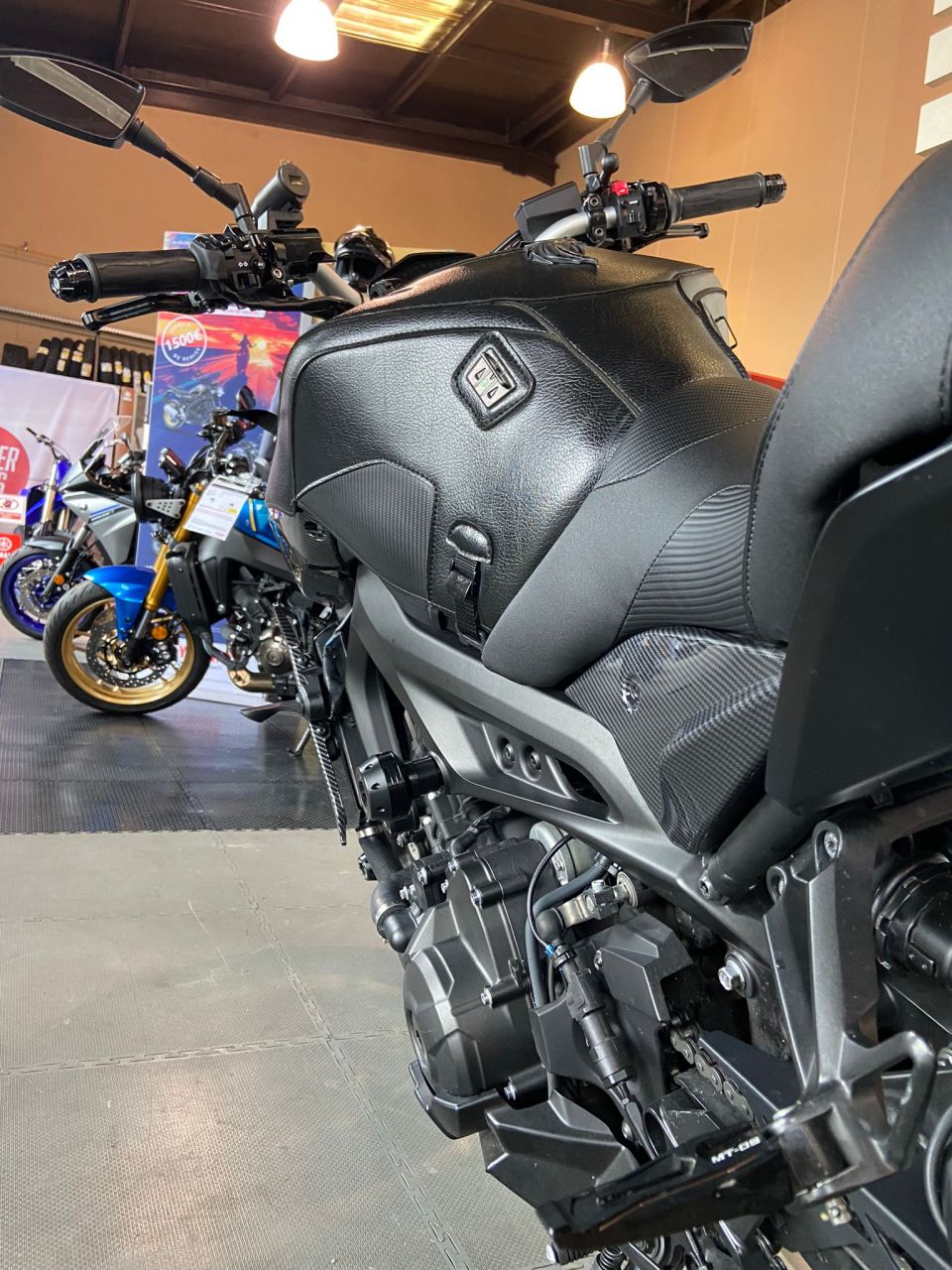 YAMAHA MT-09 4