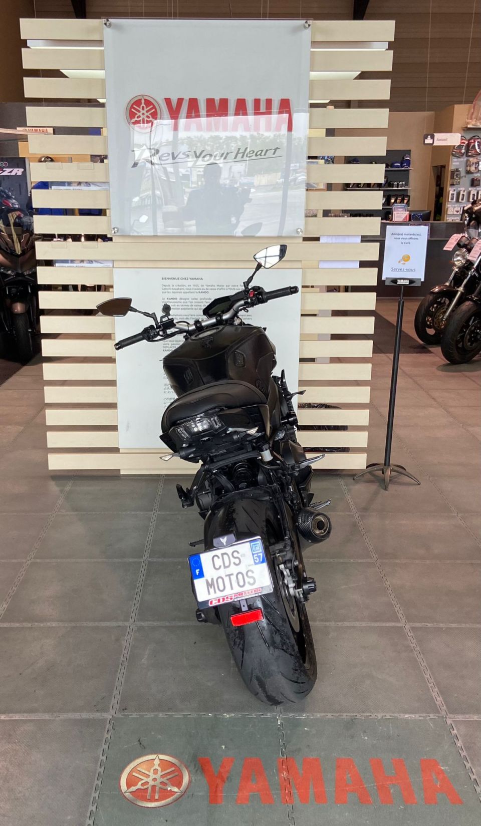 YAMAHA MT-09 4