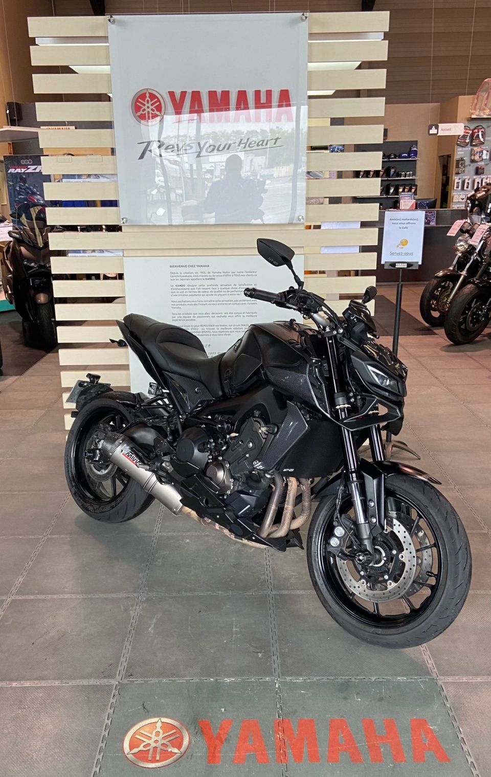 YAMAHA MT-09 4