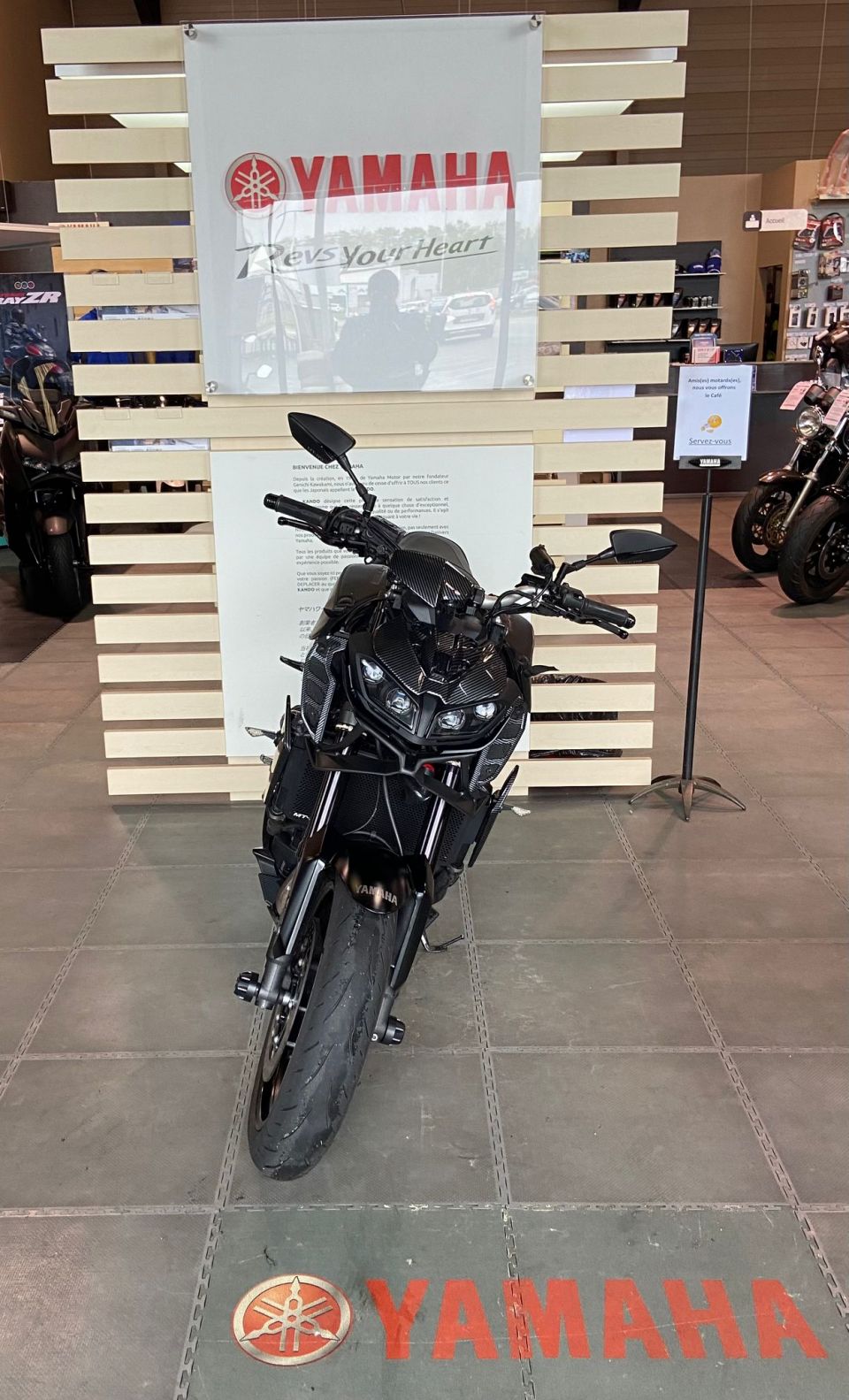 YAMAHA MT-09 4