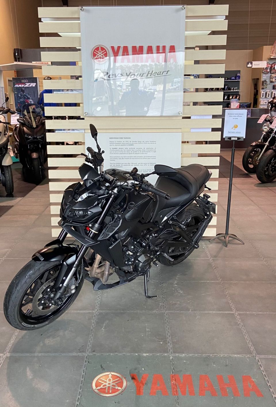 YAMAHA MT-09 4