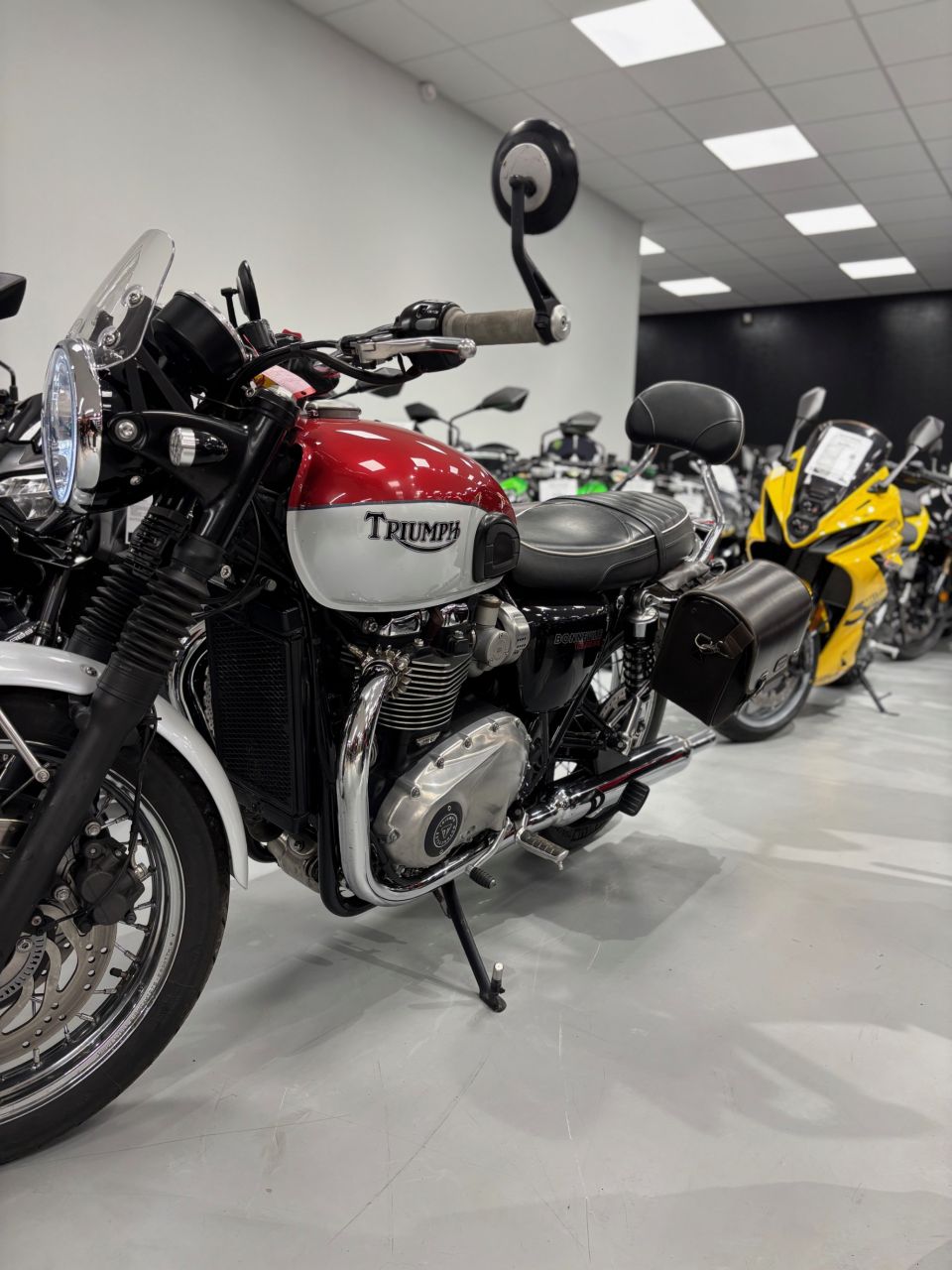 TRIUMPH BONNEVILLE T120 4