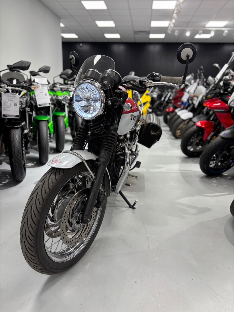 TRIUMPH BONNEVILLE T120 4