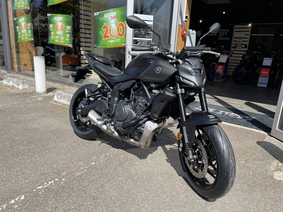 YAMAHA MT-07 4