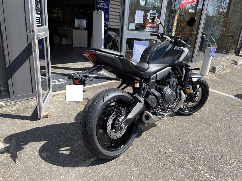 YAMAHA MT-07 4