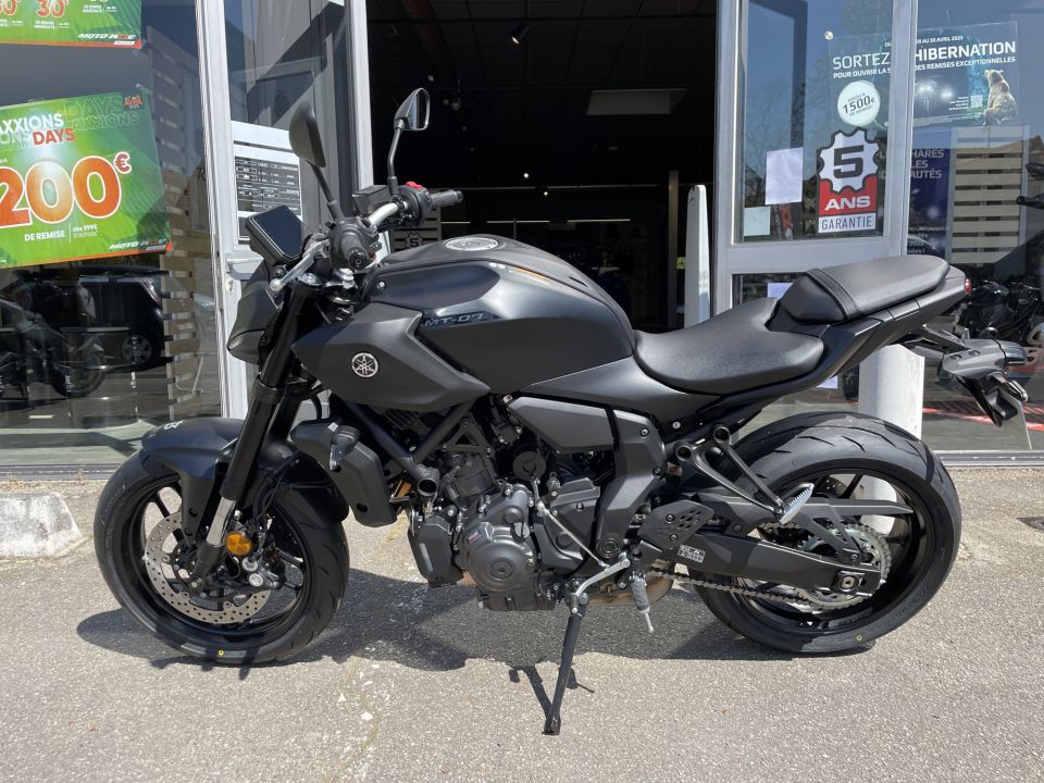YAMAHA MT-07 4