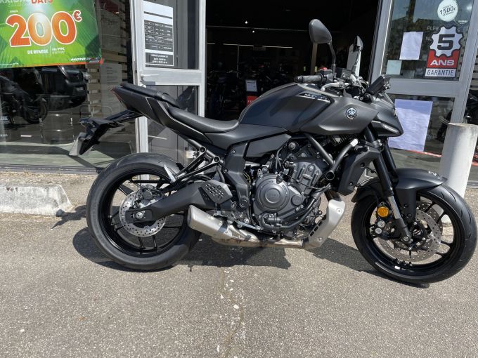 YAMAHA MT-07 4