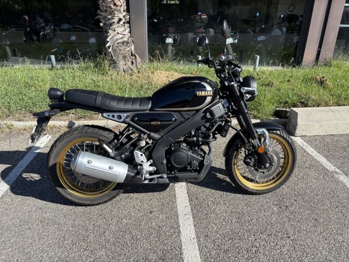 YAMAHA XSR 125 Legacy 4