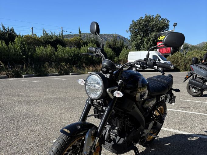 YAMAHA XSR 125 Legacy 4