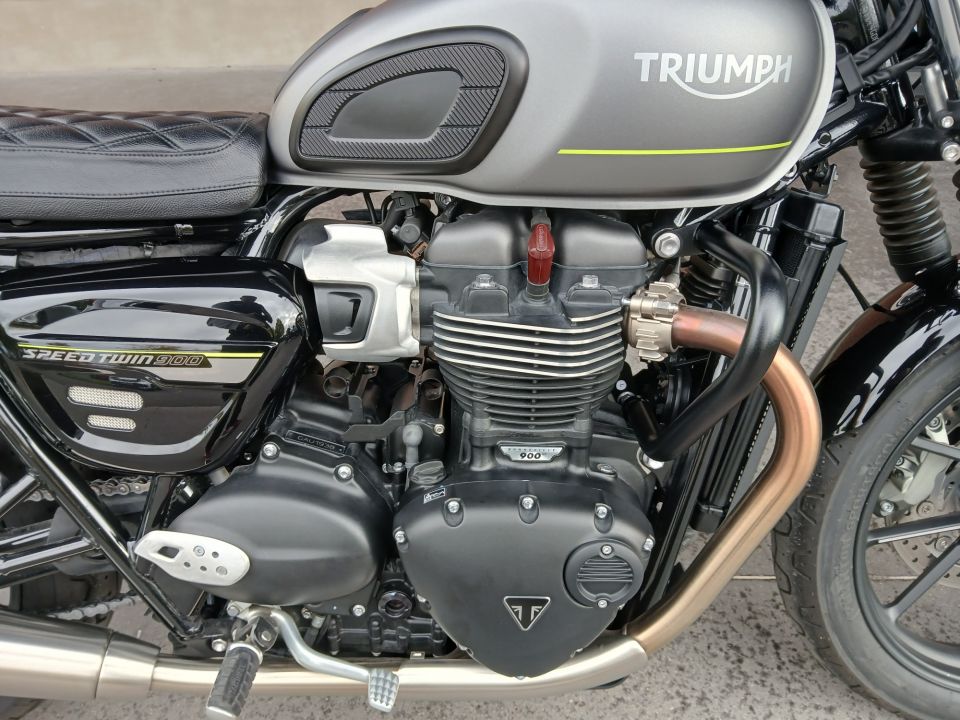 TRIUMPH SPEED TWIN 900 4