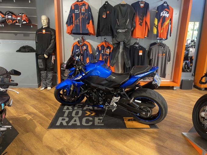SUZUKI GSR 750A 4